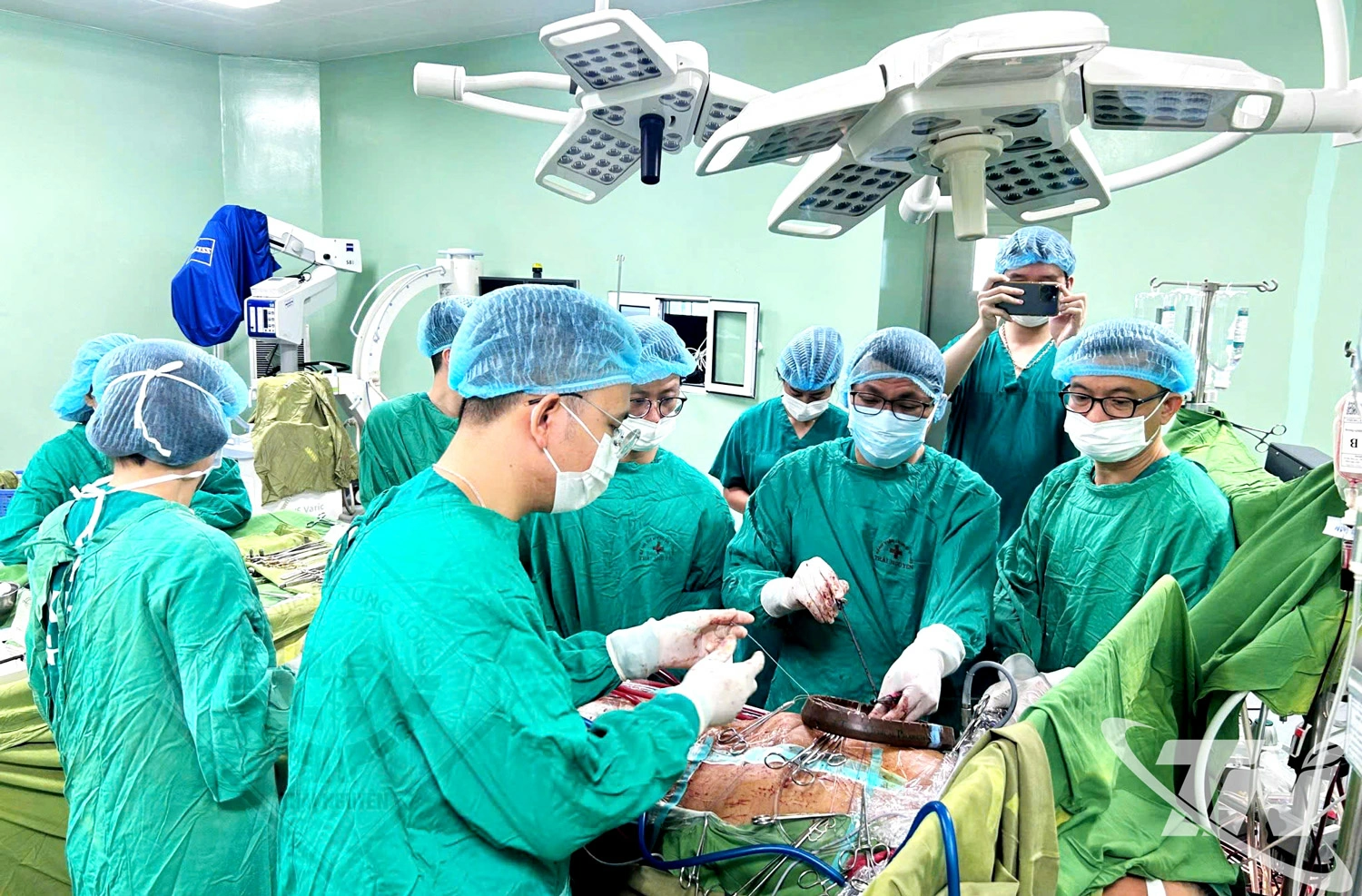 Trong chiến lược phát triển dài hạn, nhiều chuyên gia thống nhất cho rằng giáo dục, khoa học và y tế là 3 trụ cột gắn bó chặt chẽ. Trong ảnh: Các bác sĩ Khoa Ngoại tim mạch - Lồng ngực (Bệnh viện Trung ương Thái Nguyên) phẫu thuật nội soi cho bệnh nhân bị hở van tim.