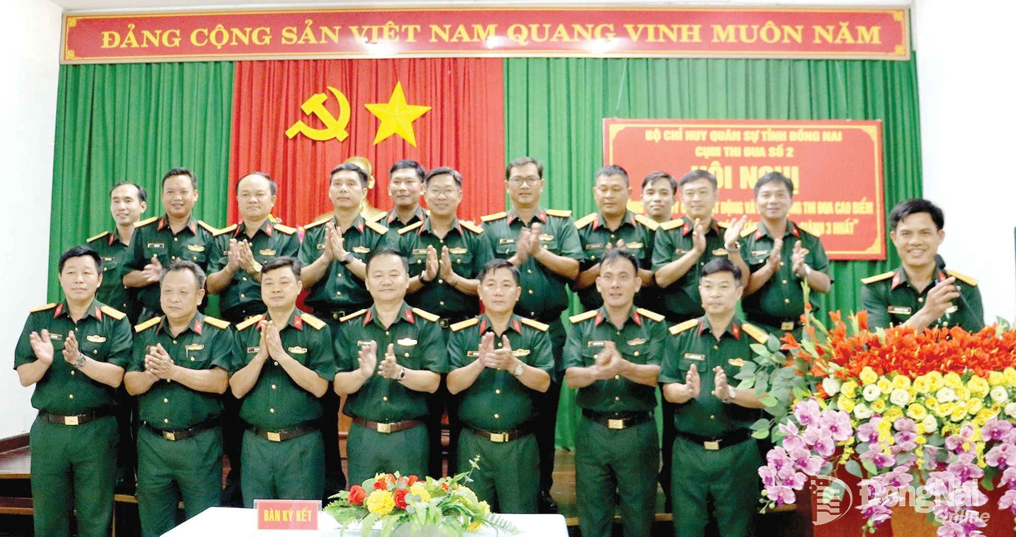 Đại tá Bùi Đănh Ninh và các đại biểu dự Hội nghị Phát động thi đua Cụm thi đua số 2 của lực lượng vũ trang tỉnh.
