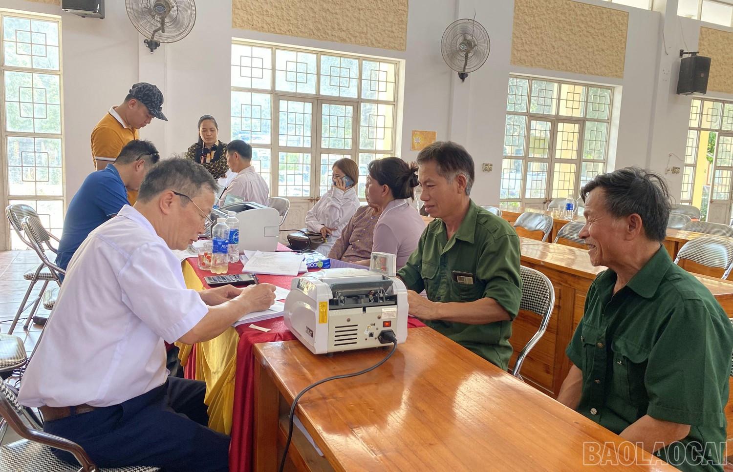 Người dân Cam Cọn đồng thuận nhận kinh phí bồi thường giải phóng mặt bằng dự án Cảng hàng không Sa Pa. baolaocai-br_60ngayd-33.jpg