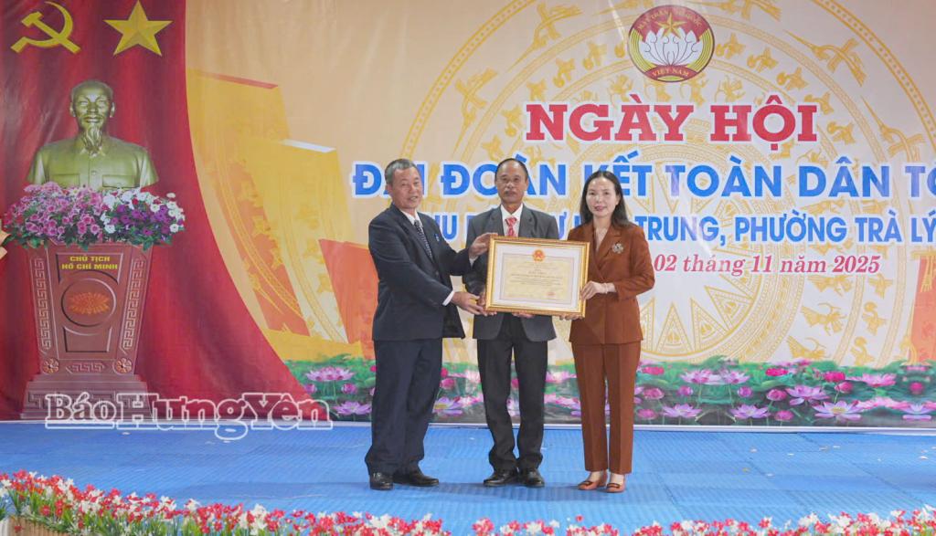 Đồng chí  Phó Chủ tịch Thường trực Ủy ban MTTQ Việt Nam tỉnh trao bằng khen của Chủ tịch UBND tỉnh cho cán bộ và Nhân dân khu dân cư, tổ dân phố Hiệp Trung.
