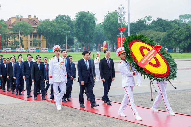 Đoàn đại biểu Văn phòng Chính phủ vào Lăng viếng Chủ tịch Hồ Chí Minh- Ảnh 1.