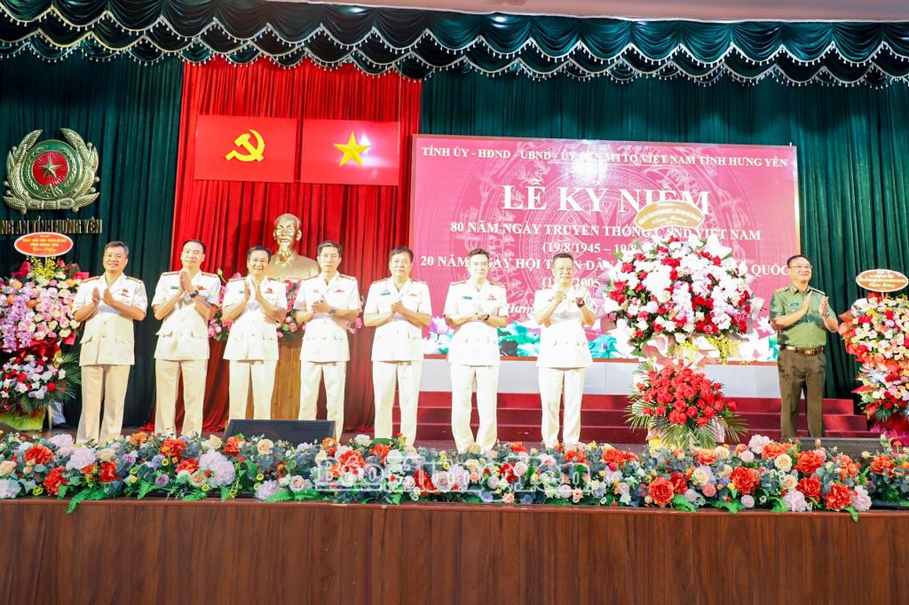 Thượng tướng Phạm Thế Tùng, Thứ trưởng Bộ Công an tặng hoa chúc mừng Công an tỉnh.