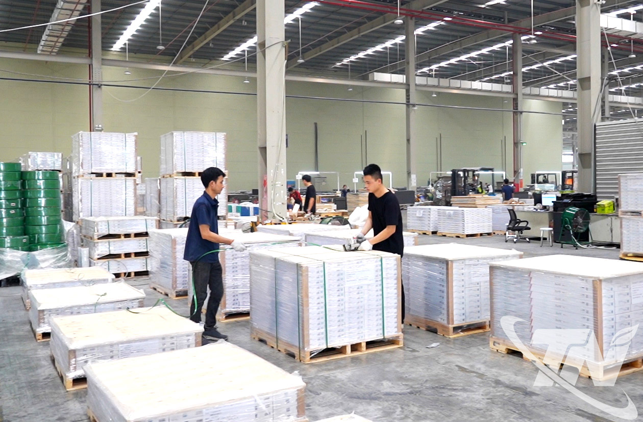 Sản xuất tấm lát sàn và tấm ốp tường từ vật liệu mới phục vụ xuất khẩu tại Công ty TNHH Tập đoàn Huali Việt Nam (Khu công nghiệp Điềm Thụy).
