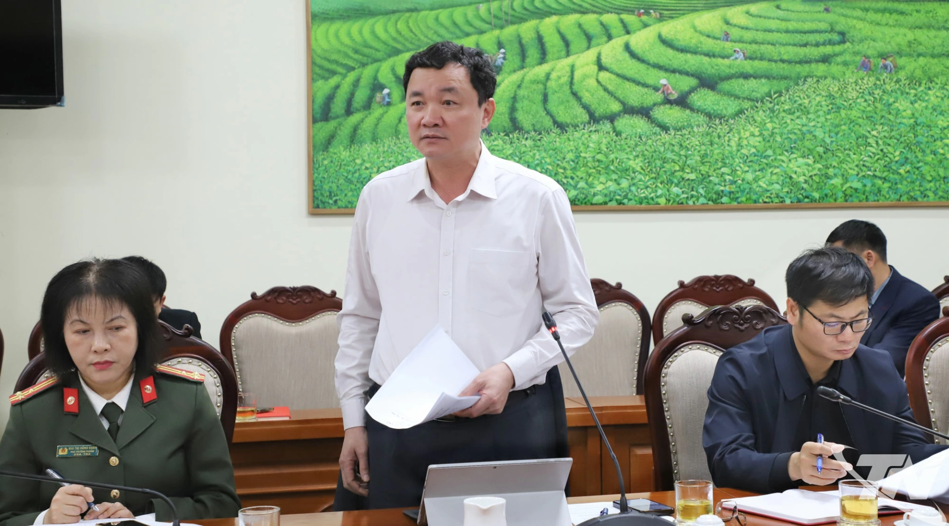 Các đại biểu thảo luận tại cuộc họp.