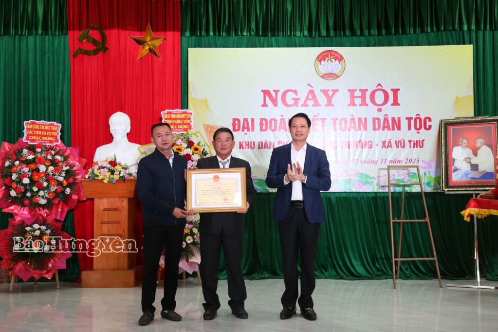 Đồng chí Trưởng ban Nội chính Tỉnh ủy trao Bằng khen của Chủ tịch UBND tỉnh cho khu dân cư thôn Dũng Thượng, xã Vũ Thư.