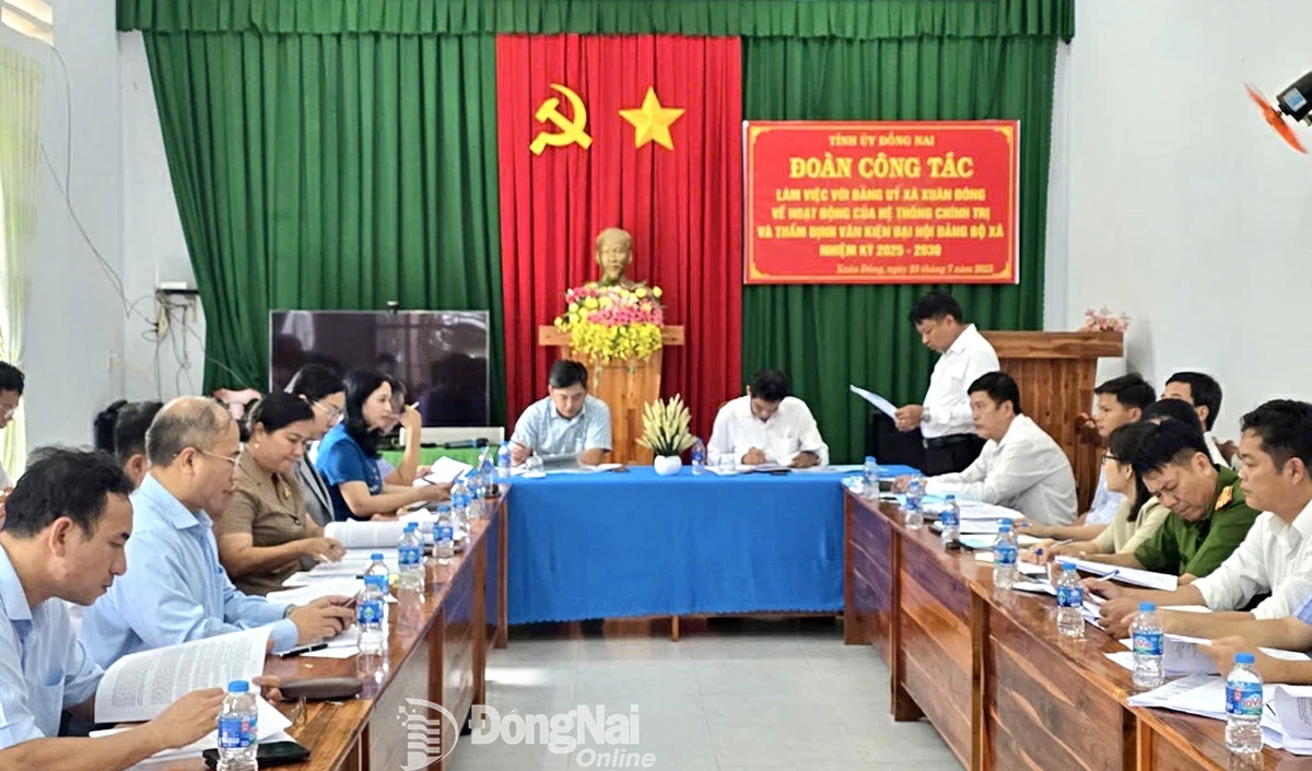 Đoàn công tác làm việc tại xã Xuân Đông. Ảnh: Quốc Việt  