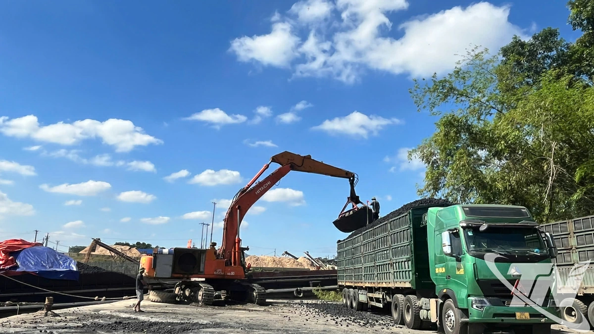 Công nhân Công ty TNHH Phú Thịnh CO2 tập trung bốc xếp, luân chuyển những đơn hàng đã được ký kết.