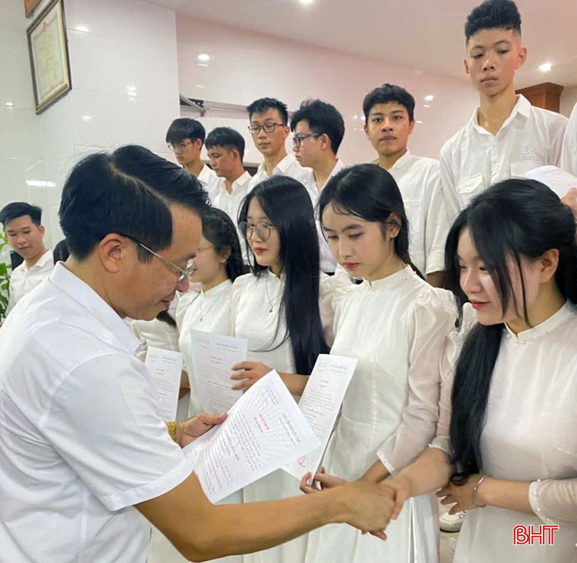 Trao quyết định kết nạp Đảng cho học sinh Trường THPT Nghèn. bqbht_br_1000022262.jpg