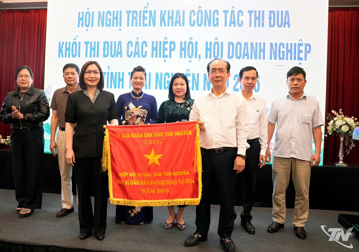 Đại diện Ban Thi đua Khen thưởng tỉnh trao cờ Cờ thi đua của UBND tỉnh cho Hiệp hội Du lịch tỉnh Thái Nguyên.