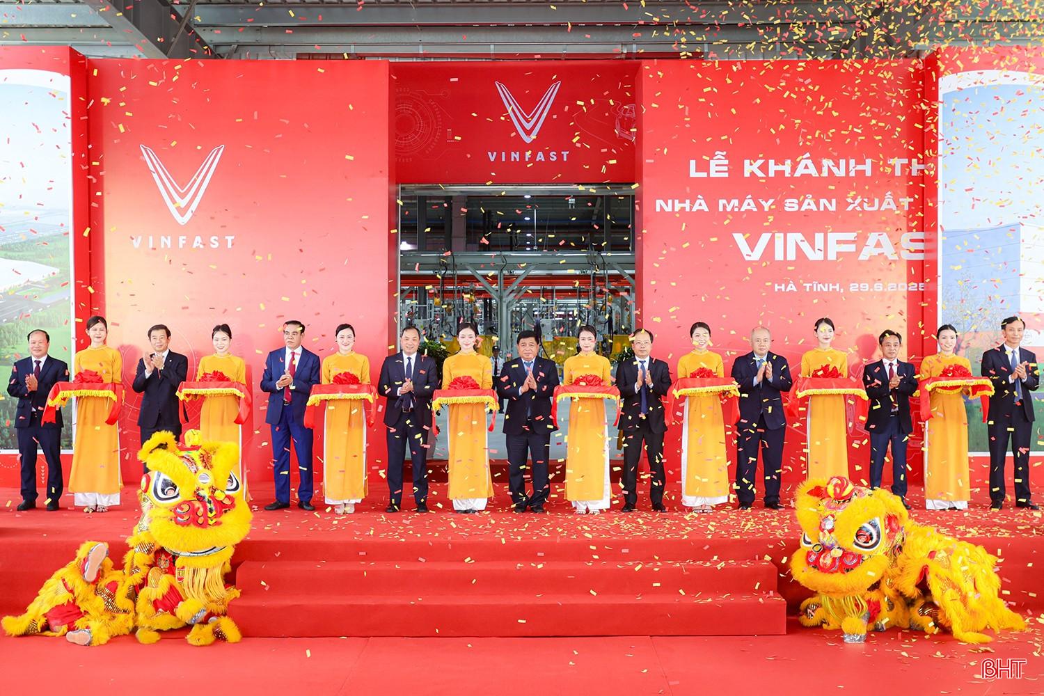 Đại biểu cắt băng khánh thành Nhà máy sản xuất ô tô điện VinFast. bqbht_br_aimg-9467.jpg