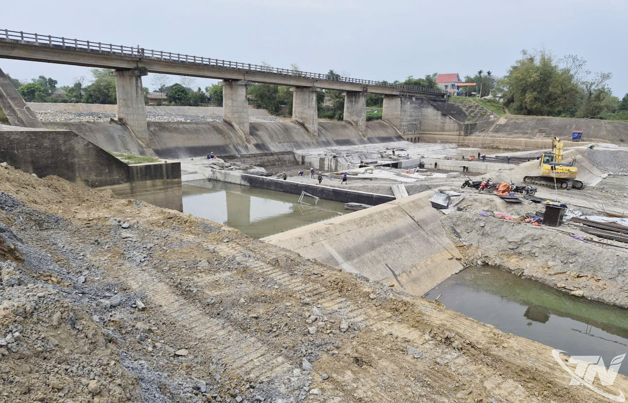 Hệ thống thủy lợi Thác Huống đang được sửa chữa, nâng cấp.