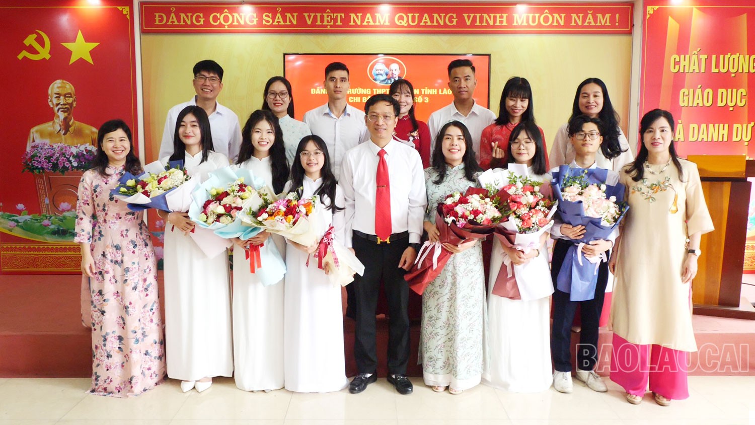 Đại biểu tặng hoa chúc mừng các đảng viên mới. lc2.jpg