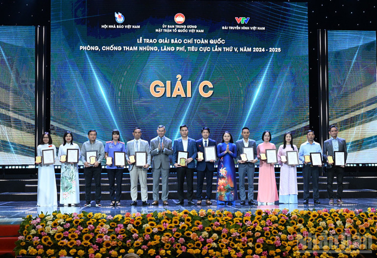 Đại diện lãnh đạo các ban, bộ, ngành trao giải C tại buổi lễ. (Ảnh: TRẦN HẢI)