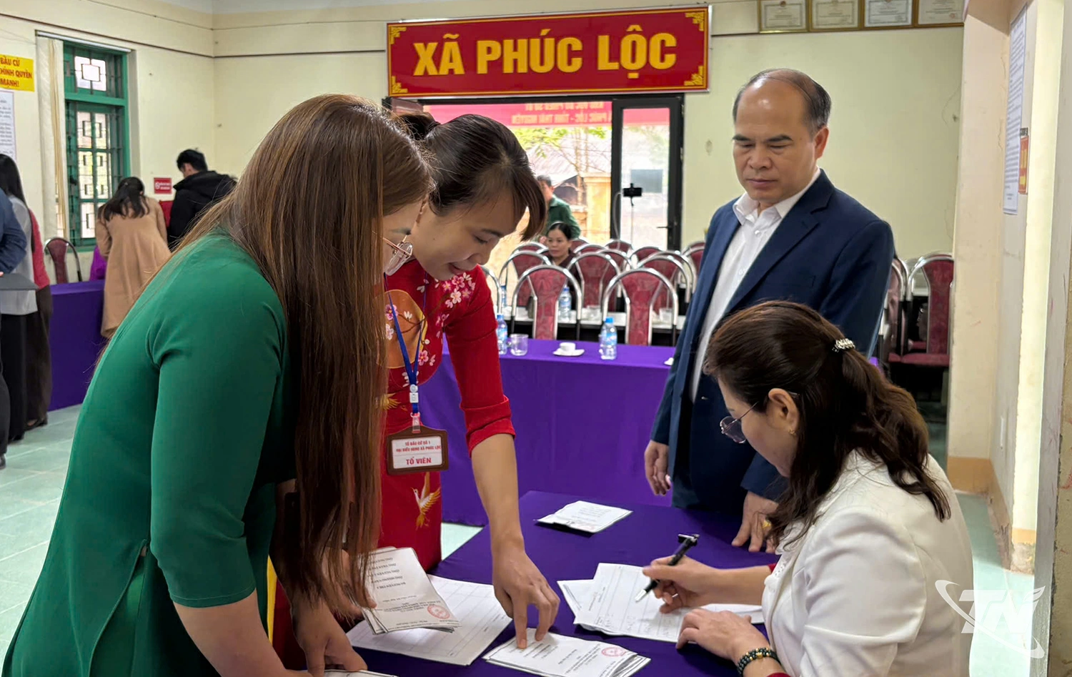 Đoàn công tác của Ban bầu cử đại biểu Quốc hội khóa XVI tỉnh (đơn vị bầu cử số 05) kiểm tra cách thức hỗ trợ cử tri ghi phiếu, phát phiếu tại xã Phúc Lộc.