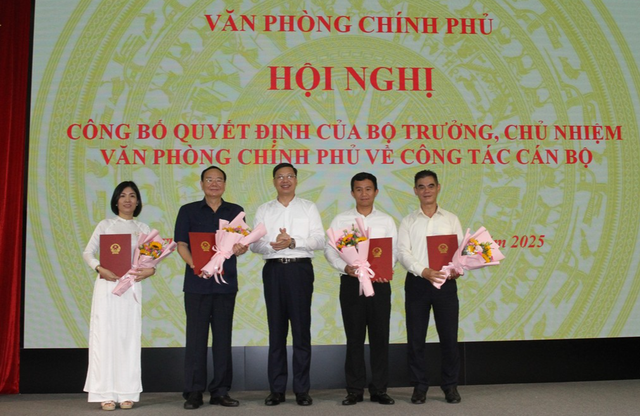 Trao Quyết định bổ nhiệm lãnh đạo Hội trường Thống Nhất và Cục Quản trị - Tài vụ- Ảnh 2. Trao Quyết định bổ nhiệm lãnh đạo Hội trường Thống Nhất và Cục Quản trị - Tài vụ- Ảnh 2.