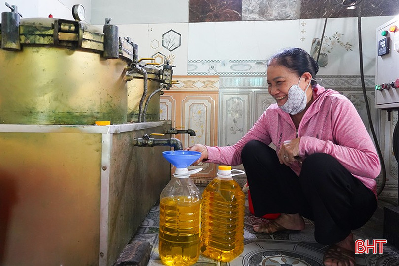 Nhiều người dân chuyển hẳn sang dùng dầu lạc nguyên chất để nấu ăn hàng ngày. bqbht_br_1dsc00828.jpg