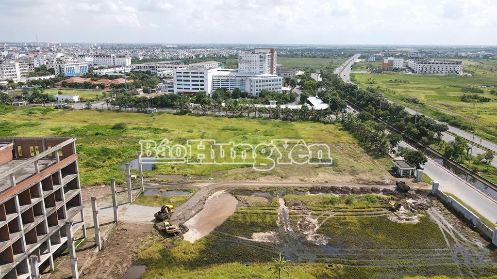Khu đất này từng được giao cho Tập đoàn FLC triển khai dự án Bệnh viện Đa khoa quốc tế quy mô 1.000 giường. Tuy nhiên, dự án dừng từ năm 2021 và đến cuối năm 2023 đã bị tỉnh thu hồi do chậm triển khai.