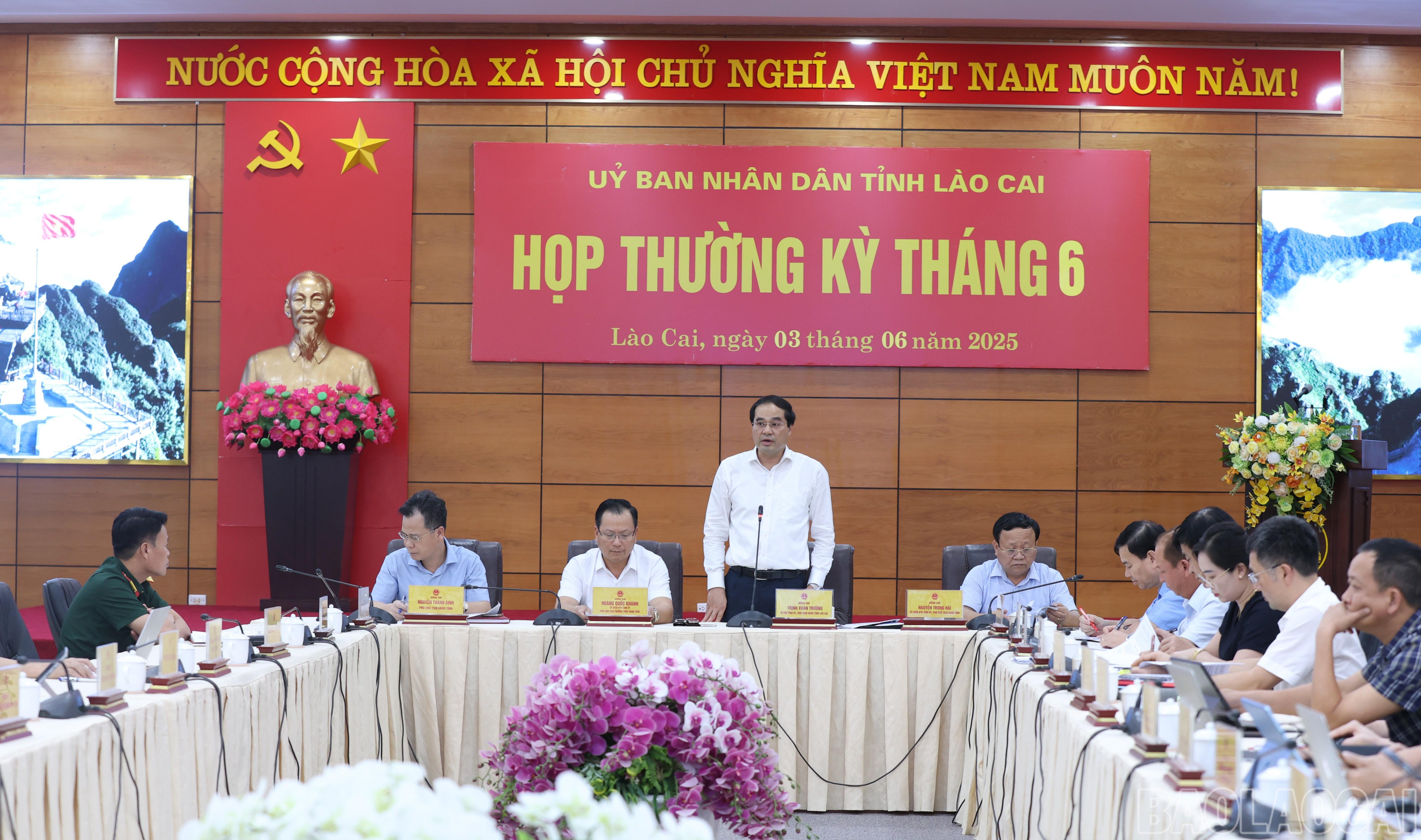 Đồng chí Trịnh Xuân Trường, Bí thư Tỉnh ủy, Chủ tịch UBND tỉnh dành nhiều thời gian để nói về những nhiệm vụ trọng tâm thời gian tới. baolaocai-br_img-0970.jpg