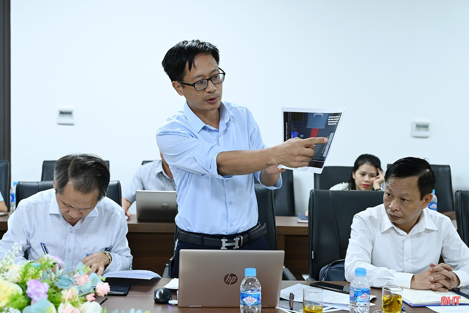 Phó Giám đốc Sở Công thương Võ Tá Nghĩa báo cáo tại cuộc họp.