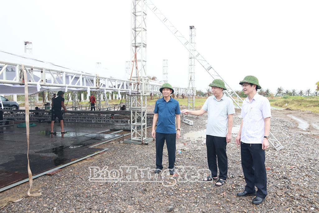 Lãnh đạo Ban Quản lý Dự án đầu tư xây dựng số 2 tỉnh Hưng Yên kiểm tra, đôn đốc công tác chuẩn bị lễ khởi công.