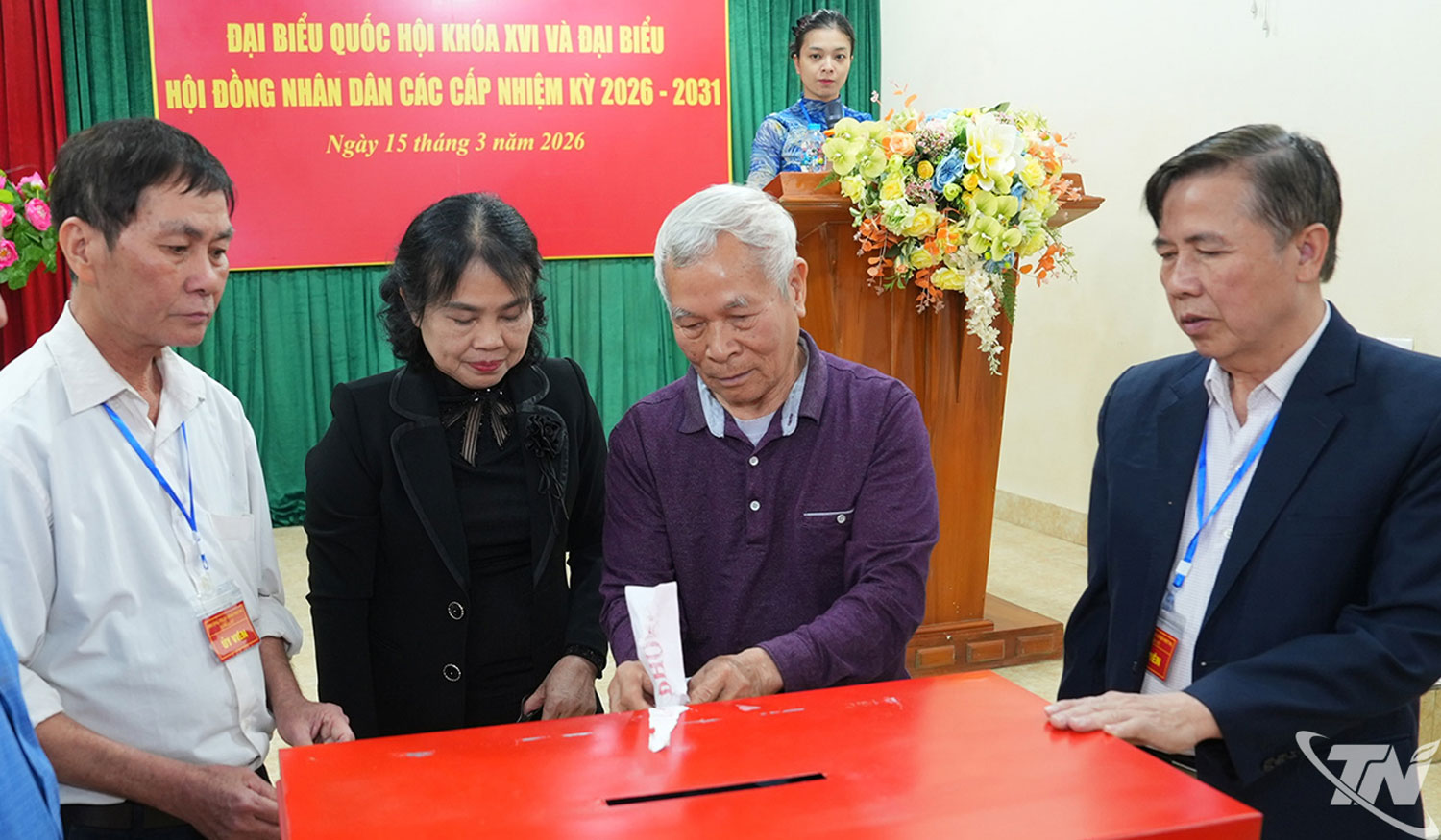 Tổ bầu cử vào vị trí làm nhiệm vụ, mở niêm phong hòm phiếu trước sự chứng kiến của đại diện cử tri trước khi tiến hành kiểm phiếu.