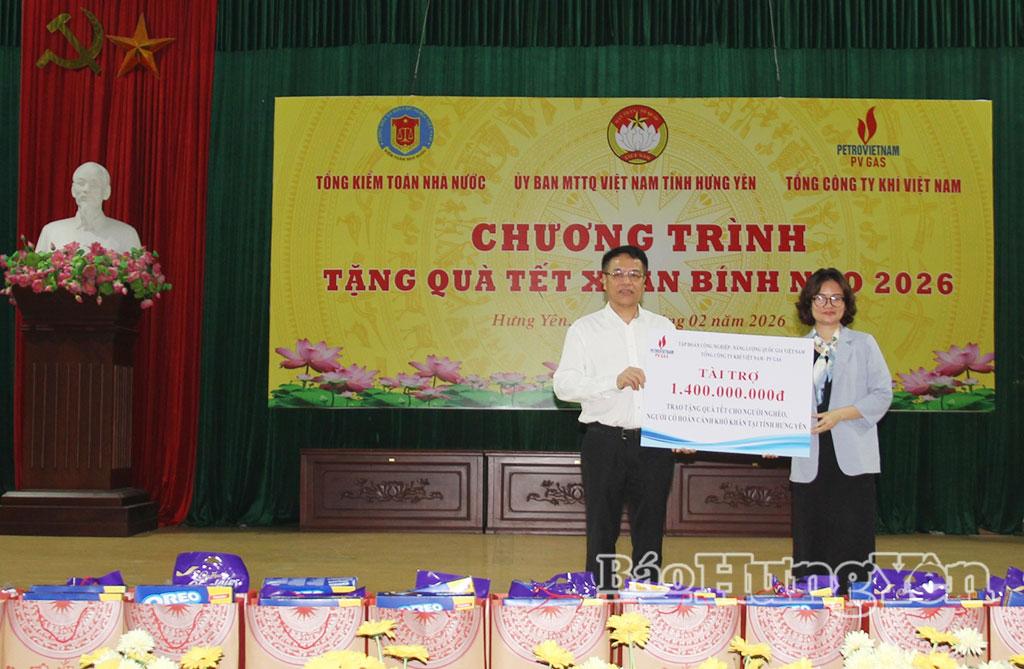 Đại diện Tổng Công ty Khí Việt Nam trao 1,4 tỷ đồng để tặng quà Tết cho người nghèo, người có hoàn cảnh khó khăn trên địa bàn tỉnh Hưng Yên.