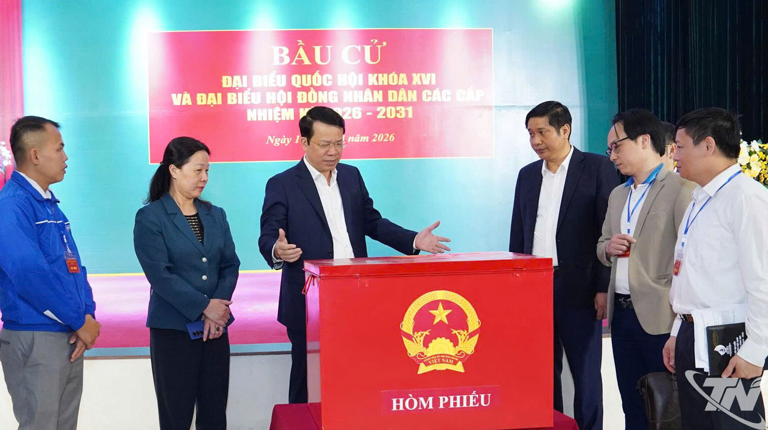 Đồng chí Phó Chủ tịch UBND tỉnh Dương Văn Lượng kiểm tra công tác diễn tập bầu cử tại tổ bầu cử số 25, phường Phan Đình Phùng (Trường Đại học Khoa học - Đại học Thái Nguyên).