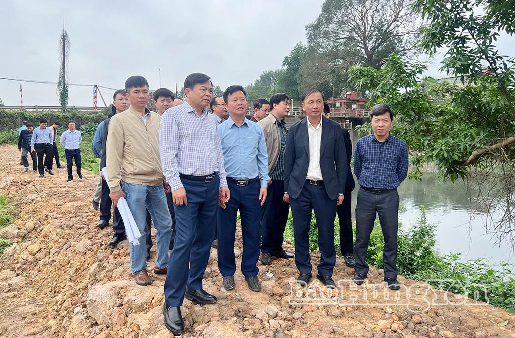 Thứ trưởng Bộ Nông nghiệp và Môi trường Nguyễn Hoàng Hiệp và Phó Chủ tịch UBND tỉnh Hưng Yên Nguyễn Hùng Nam khảo sát thực địa kênh Kim Sơn.