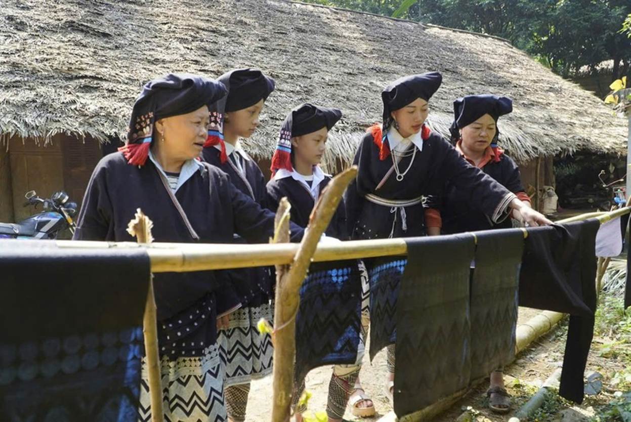 Tổ hợp tác thổ cẩm Dao Tiền: Mái ấm cho phụ nữ yếu thế- Ảnh 4.