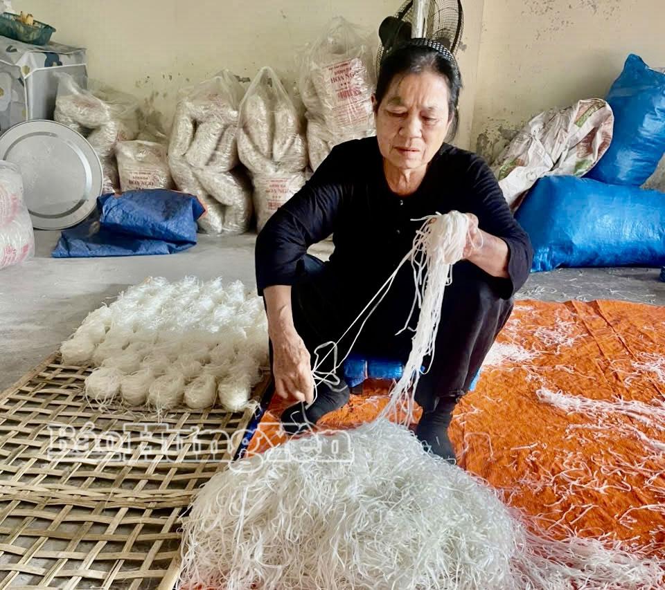 Bà Bùi Thị Hoa, xã Quỳnh Phụ gìn giữ và phát triển nghề làm bánh đa truyền thống.