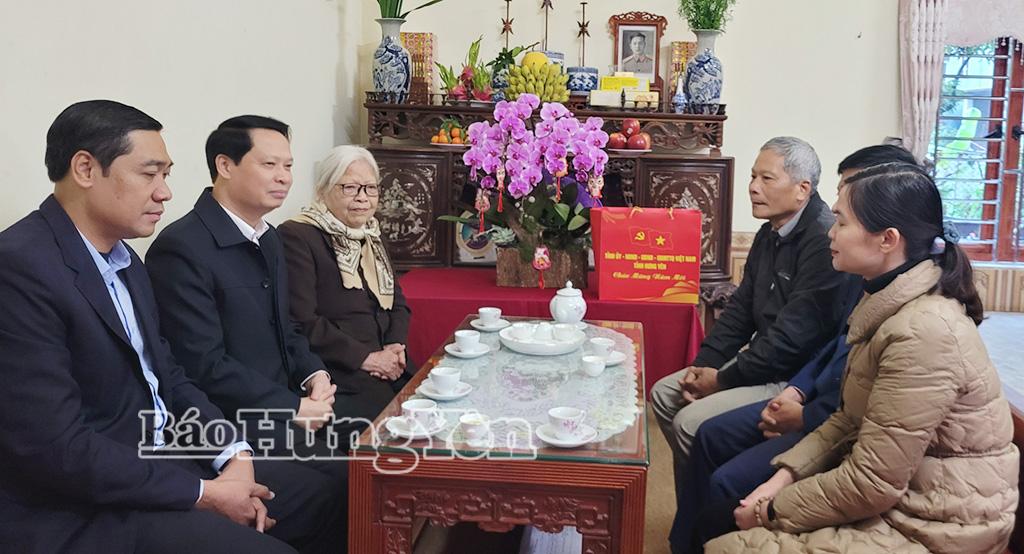 Đồng chí Trưởng ban Nội chính Tỉnh ủy Hoàng Thái Phúc và các đại biểu đến thăm, chúc Tết bà Phạm Thị Lê.