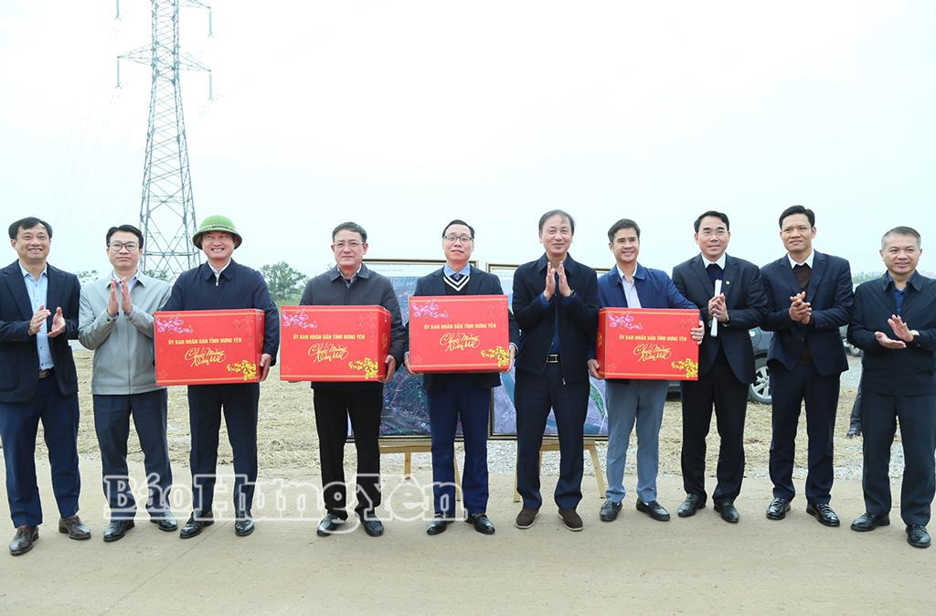 Đồng chí Phó Chủ tịch UBND tỉnh Nguyễn Hùng Nam tặng quà động viên cán bộ, công nhân, người lao động tại dự án Khu phức hợp đô thị, du lịch sinh thái sân golf Khoái Châu.