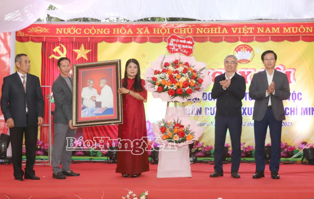 Đồng chí Giám đốc Sở Giáo dục và Đào tạo và đồng chí Phó Chủ tịch Ủy ban MTTQ Việt Nam tỉnh tặng hoa Khu dân cư thôn Quan Xuyên.