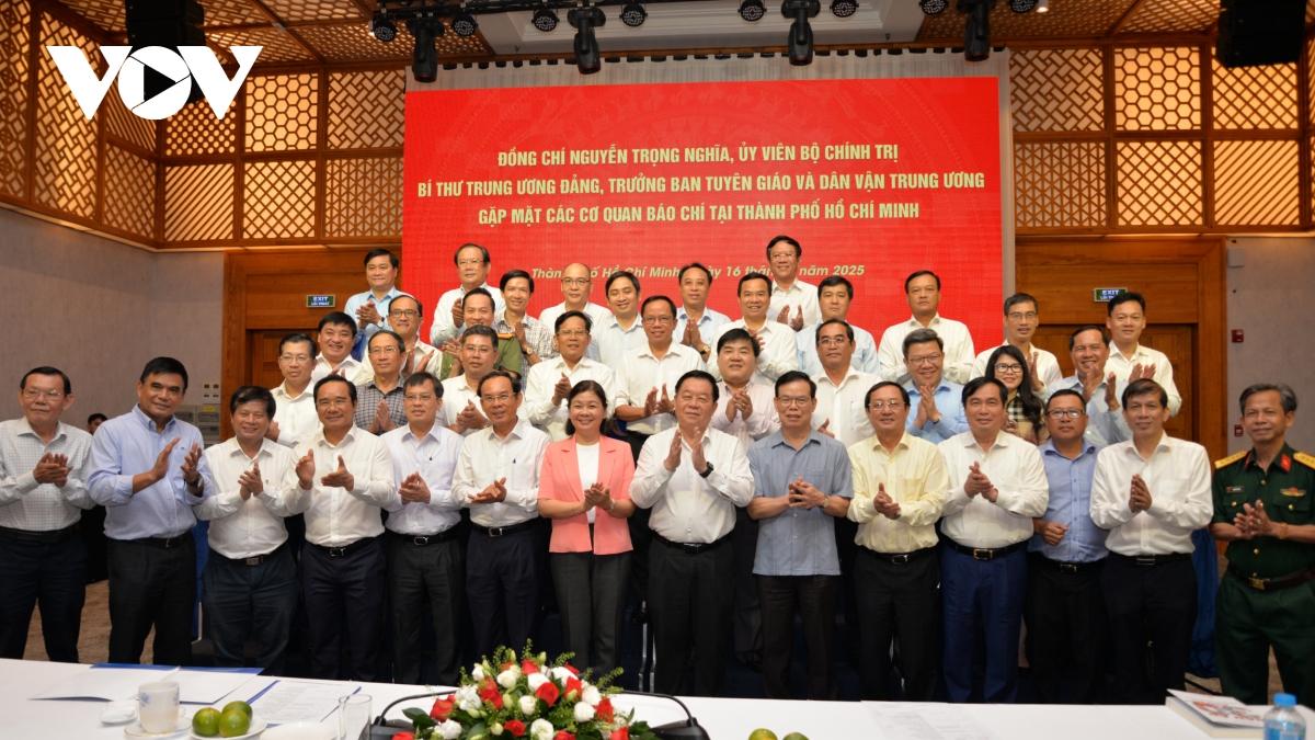 Ông Nguyễn Trọng Nghĩa, Trưởng Ban Tuyên giáo và Dân vận Trung ương chụp ảnh lưu niệm cùng các đại biểu