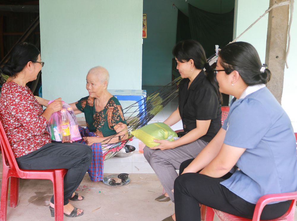 Mô hình “Hũ gạo tình thương” của Hội LHPN Phường 9 lan tỏa điều tốt đẹp.    
