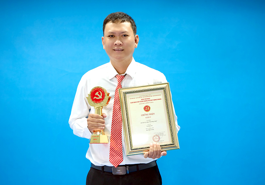Nhà báo Trường Sơn cùng chiếc cúp lưu niệm và chứng nhận giải C Giải Báo chí toàn quốc về xây dựng Đảng 2024.