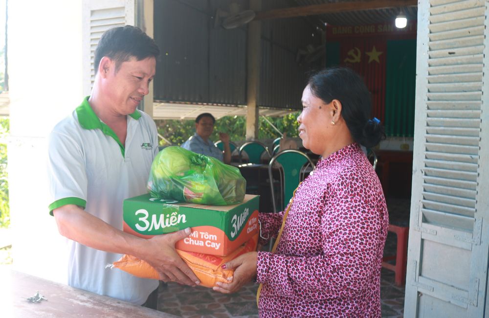 Công tác chăm lo cho Nhân dân được Chi bộ ấp Phú Tân (xã Trung Nghĩa, huyện Vũng Liêm) quan tâm thực hiện.  