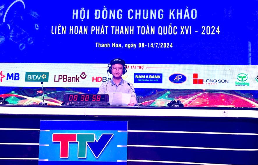 Nhà báo Hoài Nhân thử tín hiệu trước khi Chương trình phát thanh trực tiếp “Khai thác mỏ vàng từ rơm”.