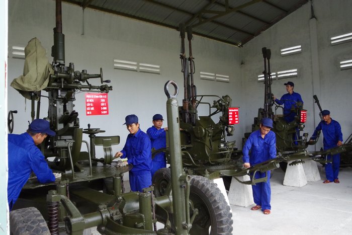 Cán bộ, chiến sĩ Đại đội Kho Vũ khí- Đạn bảo quản, bảo dưỡng vũ khí trang bị kỹ thuật.  