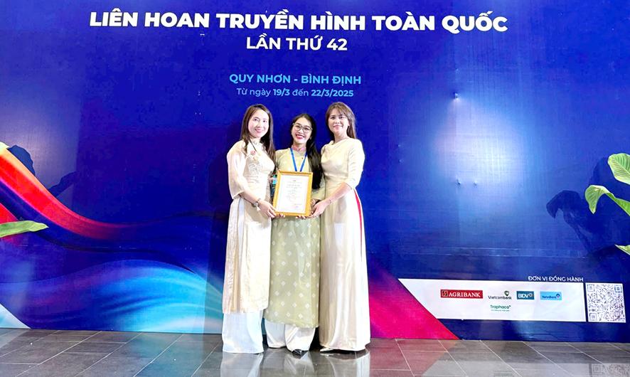 BTV Kim Thoa (giữa) cùng 2 BTV thuộc ekip tác phẩm “Bẫy đổi đời”.