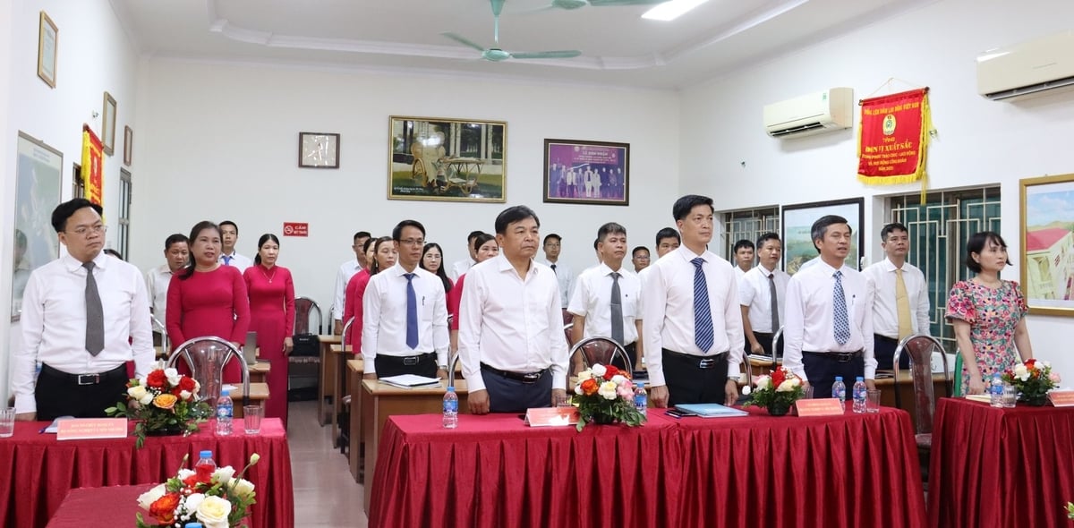 Các đại biểu chào cờ khai mạc Đại hội Đảng bộ Ban 1, nhiệm kỳ 2025-2030. Ảnh: Nguyễn Thủy.