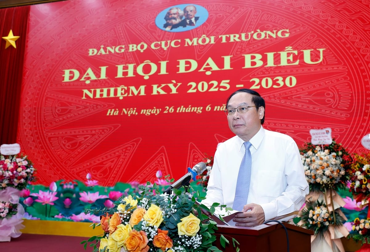 Thứ trưởng Lê Công Thành chúc mừng đội ngũ cán bộ, đảng viên Cục Môi trường đã thể hiện tinh thần năng động, sáng tạo, nỗ lực vượt khó để triển khai toàn diện các nhiệm vụ về bảo vệ môi trường, góp phần tích cực vào tăng trưởng kinh tế và phát triển bền vững của đất nước. Ảnh: Khương Trung.
