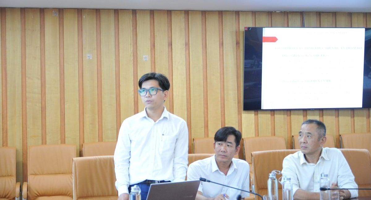 Ông Nguyễn Viết Lâm - Công ty TNHH Thương mại dịch vụ sản xuất xây dựng Minh Hà báo cáo tại cuộc họp. Ảnh: Mai Đan.