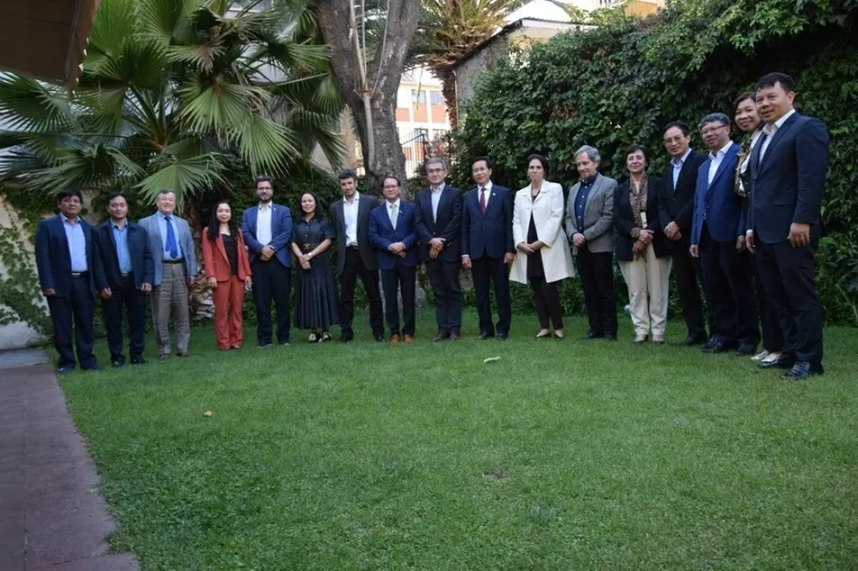 Đại sứ quán Việt Nam đồng hành cùng đoàn Học viện Chính trị quốc gia Hồ Chí Minh thăm và làm việc tại Chile Đại sứ quán Việt Nam đồng hành cùng đoàn Học viện Chính trị quốc gia Hồ Chí Minh thăm và làm việc tại Chile