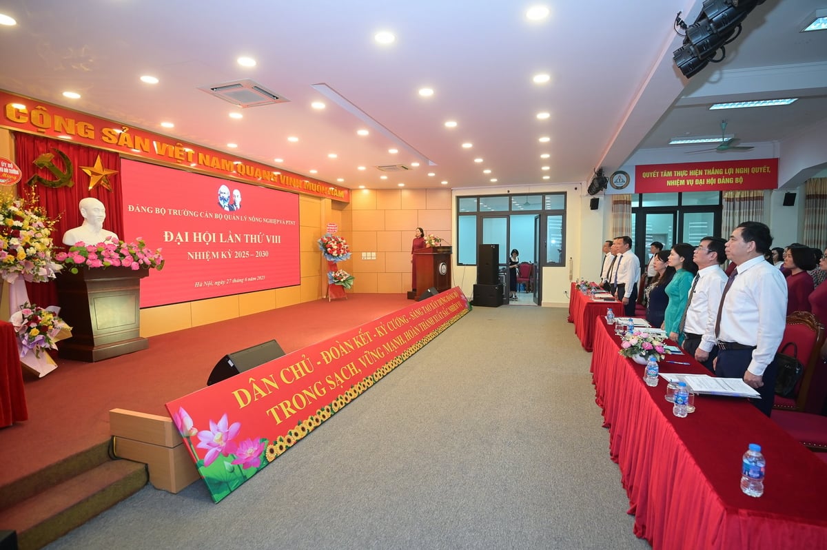 Các đại biểu tham dự Đại hội Đại biểu lần thứ 8, nhiệm kỳ 2025-2030 Đảng bộ Trường Cán bộ quản lý NN-PTNT làm lễ chào cờ. Ảnh: Tùng Đinh.