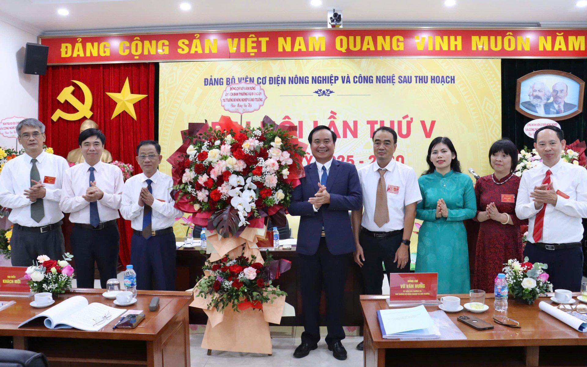 Thứ trưởng Võ Văn Hưng tặng hoa, chúc mừng thành công của Đại hội. Ảnh: Nguyễn Thủy.