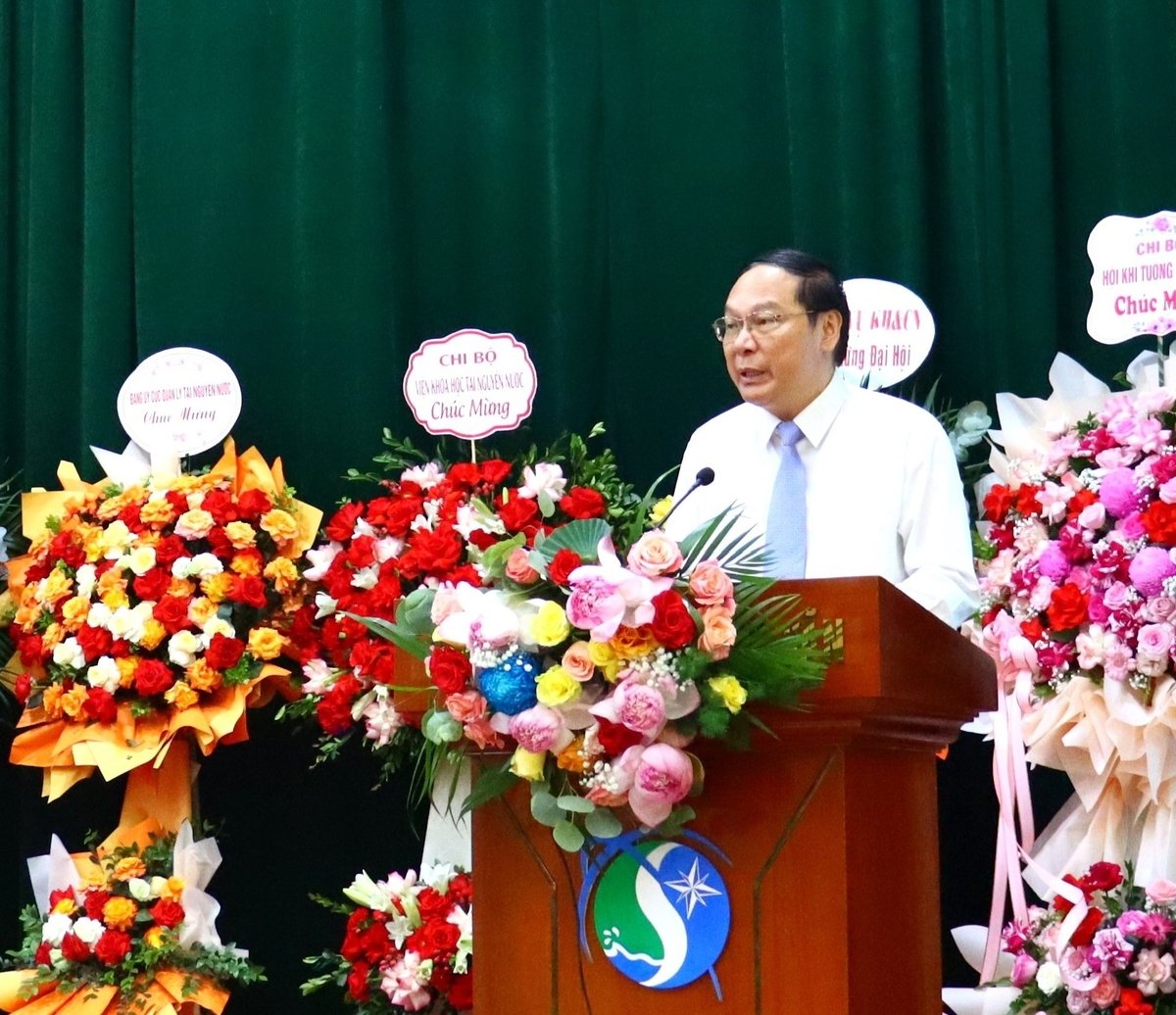  Thứ trưởng Lê Công Thành ghi nhận và biểu dương những kết quả nổi bật mà Đảng bộ Viện Khoa học KTTV&BĐKH đã đạt được trong nhiệm kỳ 2020-2025. Ảnh: Khánh Ly.