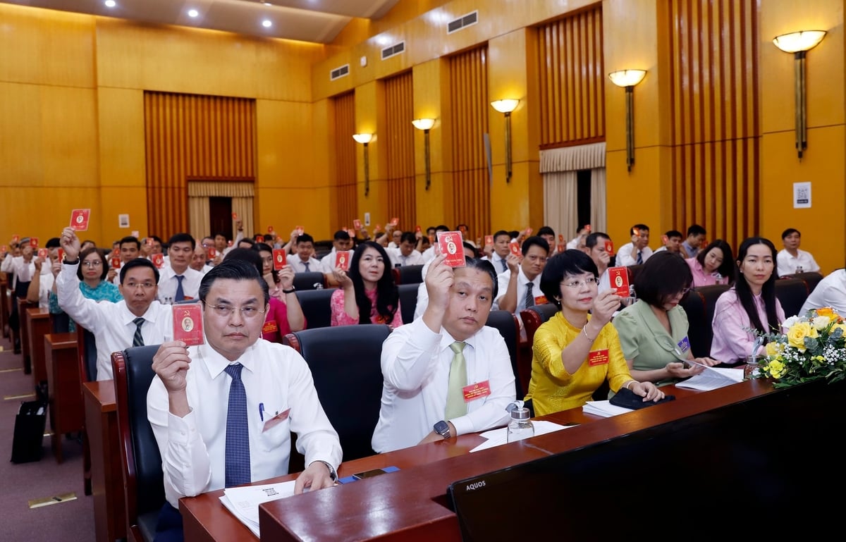 Đại hội biểu quyết thông qua Nghị quyết nhiệm kỳ 2025–2030 với tinh thần nhất trí cao. Ảnh: Khương Trung.