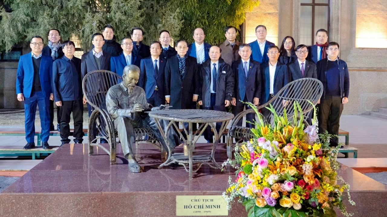 Ủy viên Bộ Chính trị, Bộ trưởng Ngoại giao Lê Hoài Trung thăm Đại sứ quán Việt Nam tại Trung Quốc