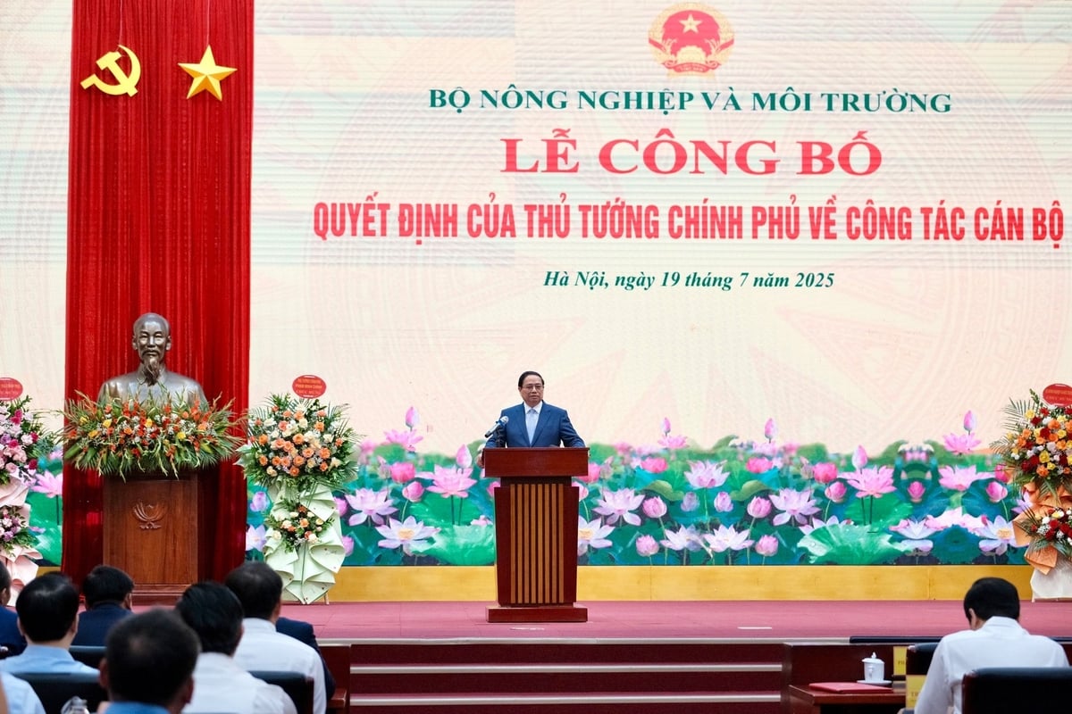 Thủ tướng Phạm Minh Chính phát biểu chỉ đạo tại Lễ công bố Quyết định về công tác cán bộ Bộ Nông nghiệp và Môi trường. Ảnh: Diệp Anh.